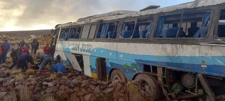 Bus "Trans San José" protagonizó un accidente y dejó 22 heridos en Challapata